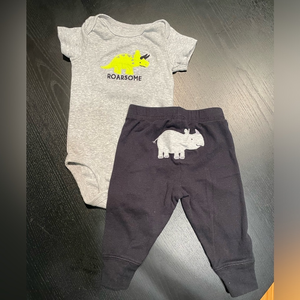 Carter’s 3-6 month short sleeve dinosaur body suit with pants